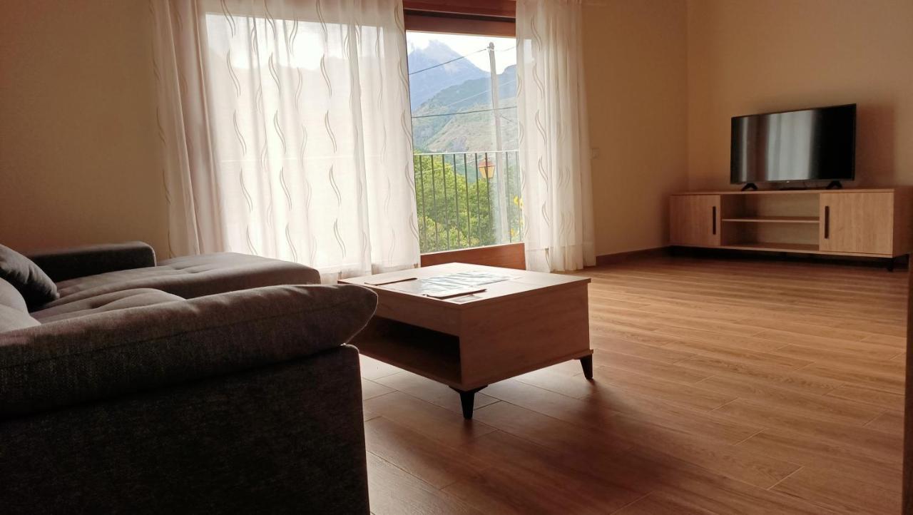 Apartmán Rural Berros La Guingueta D'Aneu Exteriér fotografie